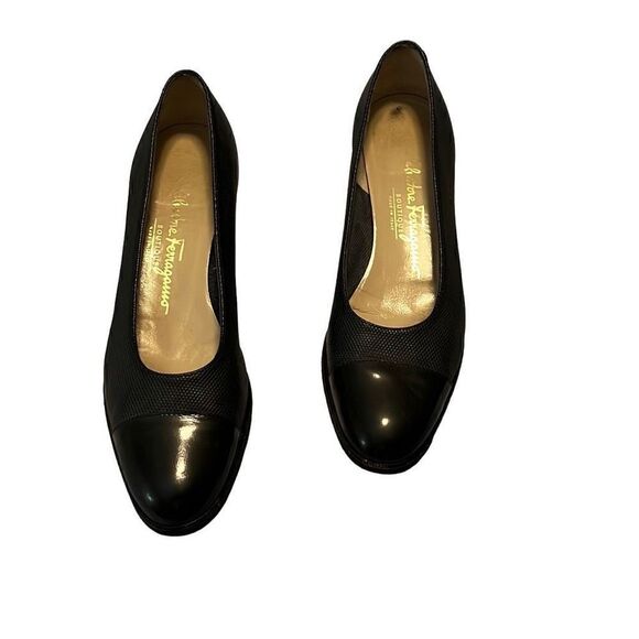 Salvatore Ferragamo navy pump size 8, narrow - Picture 1 of 5